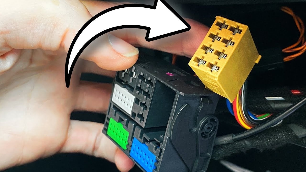 Il connettore MQS marrone viene rimosso dal connettore Quadlock originale dell'autoradio
